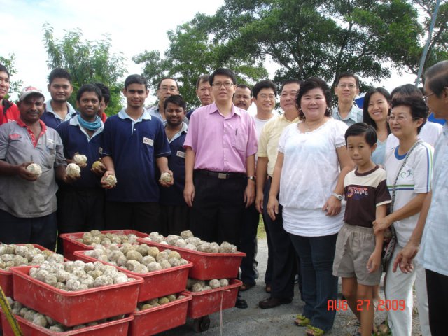 13YB Tuan Ong Chin Wen bersama pemunya kedai tayar Wah Lean, Taman Bukit Minyak melontar  mud ball pada 27-8-2009